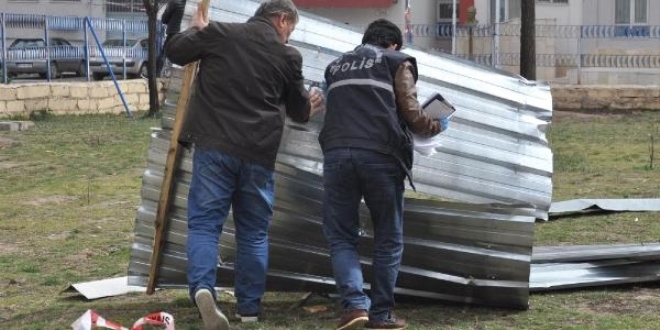 Çatı parçası okul bahçesine uçtu: 1 öğrenci yaralandı