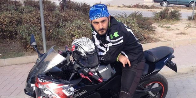 Motosikletle otomobile �arpan �niversite ��rencisi �ld�