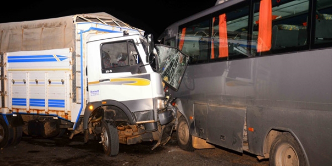 Mu�la'da i��i servisi kamyonetle �arp��t�: 9 yaral�