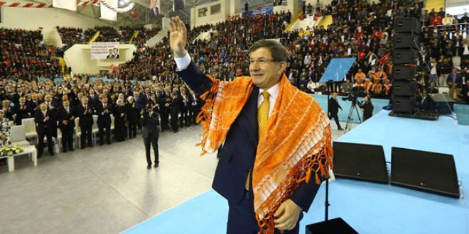 Davutoğlu'nun Facebook'taki Arapça hesabına yoğun ilgi