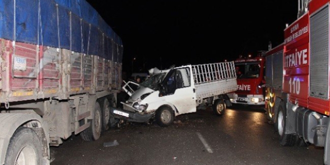 Samsun'da kamyonet t�ra �arpt�: 3 �l�, 5 yaral�