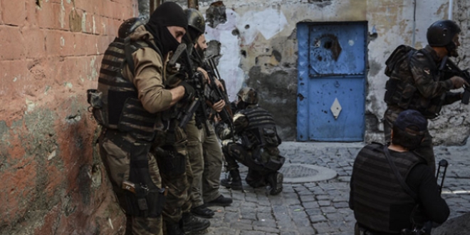 Keskin ni�anc�lar�n oldu�u binalar ate� alt�na al�nd�