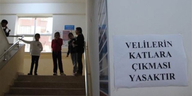 Veli öğretmeni silah kabzasıyla yaraladı