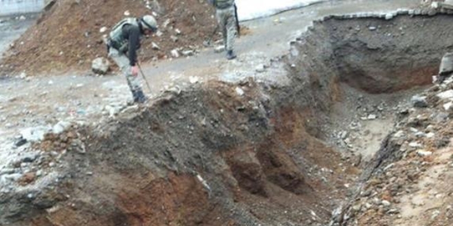 Tankın içine düşebileceği çukur kazmışlar