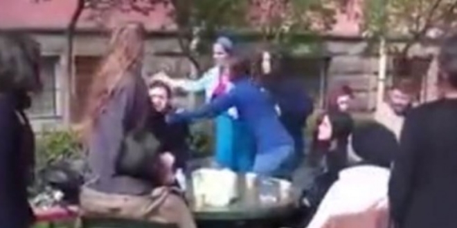 K�z ��renciler, tacizci erke�i �niversitede tekme tokat d�vd�