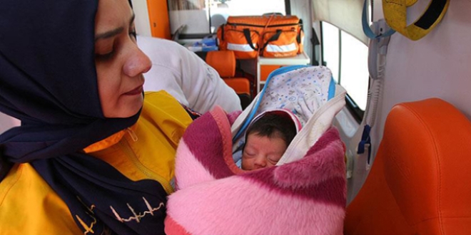 Sahil G�venlik Eyisa bebe�i tekrar kurtard�