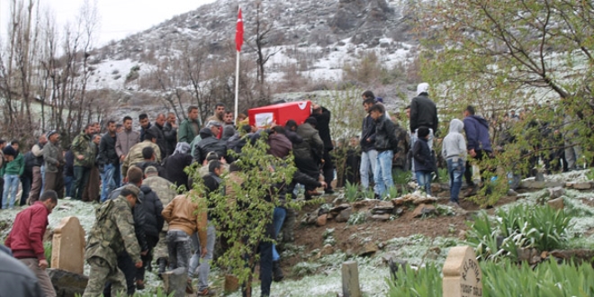 Şehit teknisyen yardımcısı memleketinde toprağa verildi