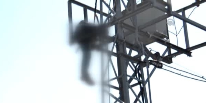 Elektrik ak�m�na kap�lan i��i hayat�n� kaybetti