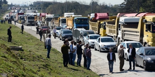 TEM'de 500 hafriyat kamyonuyla eylem