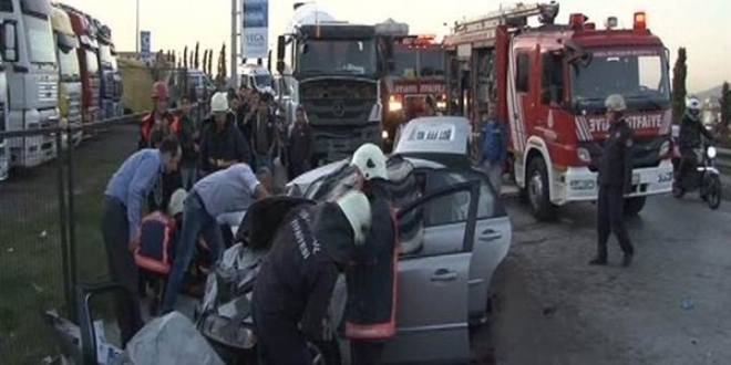 Otomobil ile beton mikseri kafa kafaya �arp��t�: 2 �l� 3 yaral�