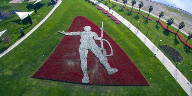 150 bin lale ile Mehmet�ik fig�r� olu�turuldu