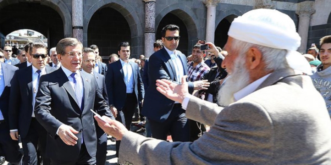 Başbakan Davutoğlu'nun ziyaretiyle Sur daha da canlandı