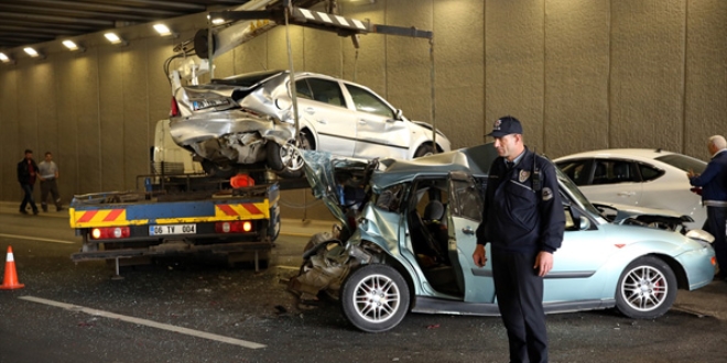 Ankara'da 9 araç birbirine girdi, 10 kişi yaralandı
