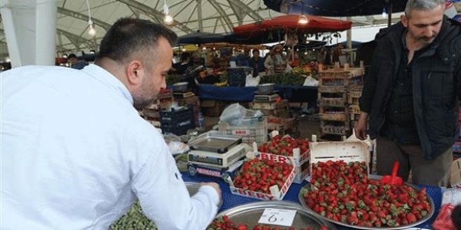 Tezgahlar bahar meyveleriyle renklendi