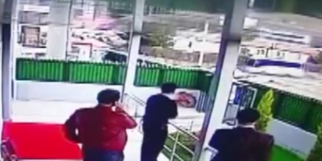 Bombalı aracı özel güvenlikçi saniyeler önce fark etmiş
