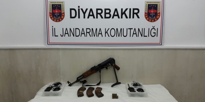 Diyarbakır'da tuzaklı bidonlarda silah ele geçirildi
