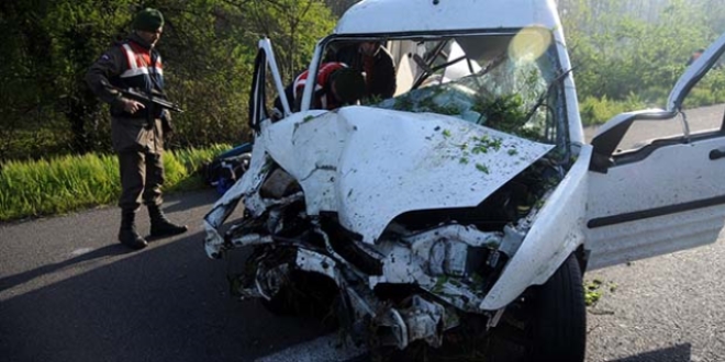 D�zce'de panelvan a�aca �arpt�: 2 �l�, 1 yaral�