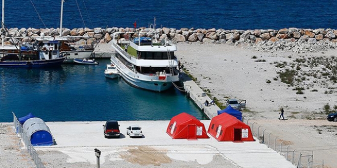 Çeşme'de göçmenler için sağlık kontrol çadırları kuruldu