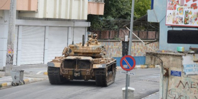 Tankın altında kalan 2 askerden biri şehit oldu