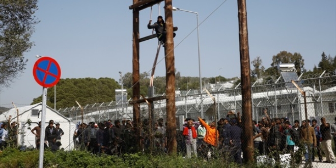 Midilli'deki g��men kamp�nda intihar giri�imi