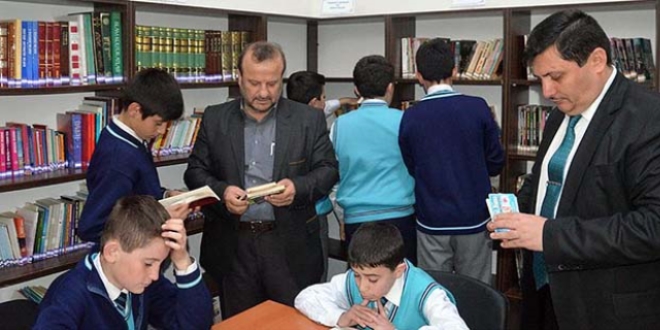 Emekli memur 13 k�t�phane kurdu