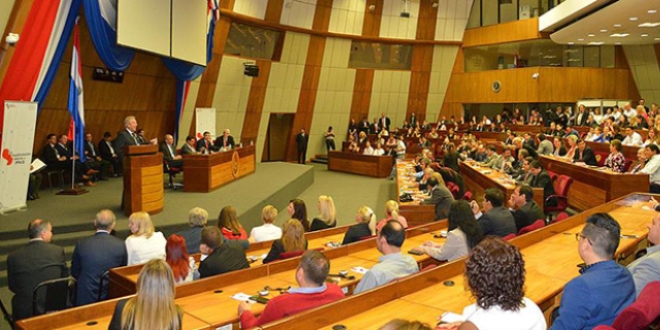 Trk akademisyenlerden Paraguay Parlamentosunda tarih dersi