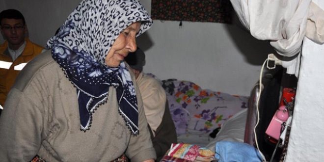 Müezzinoğlu, acil servise girerken ayakkabılarını çıkaran nineyi aradı