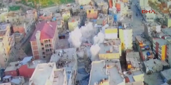 Tuzaklanan patlayıcıların imhası ve binanın çökme anı kamerada!