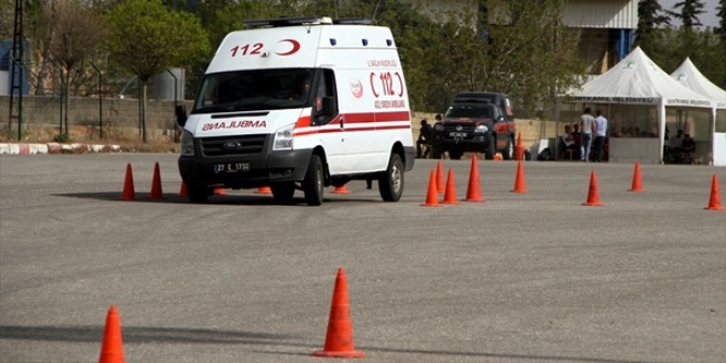 Gaziantep'te ambulans şoförleri zorlu parkurda ter döktü