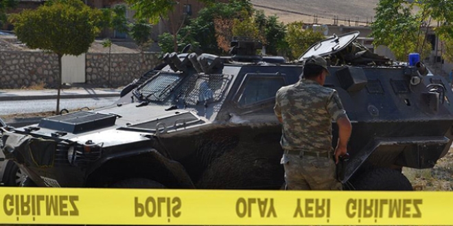 Van'da askeri ara devrildi: 13 yaral