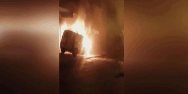 Sultanbeyli'de 11 ara� kundakland�