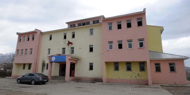 Van'da teröristler okul yaktı
