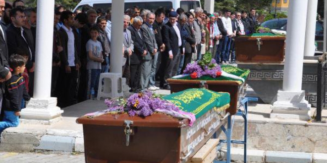 Kazada hayatını kaybeden imam ve ailesi toprağa verildi