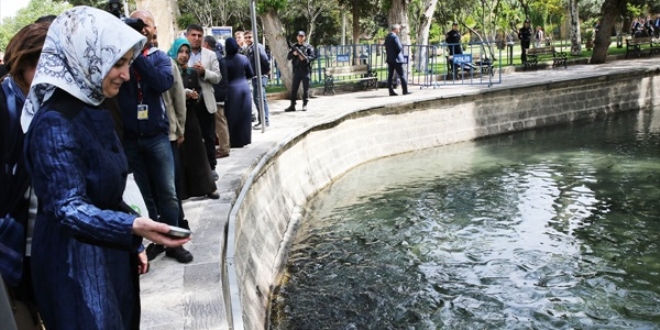 Sare Davuto�lu Bal�kl�g�l'de vatanda�larla bir araya geldi