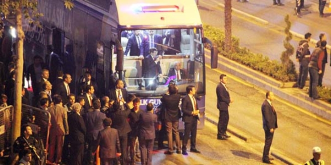 Başbakan Davutoğlu ezilme tehlikesi geçirdi