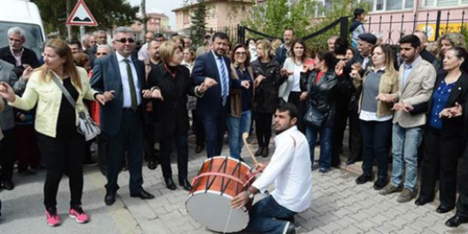 Halk oyunlarını eleştiren müdür yardımcısı okul önünde protesto edildi