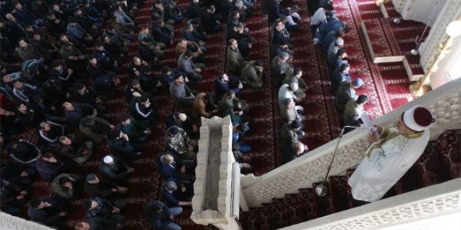 Yüksekova'da 34 gün sonra ilk cuma namazı