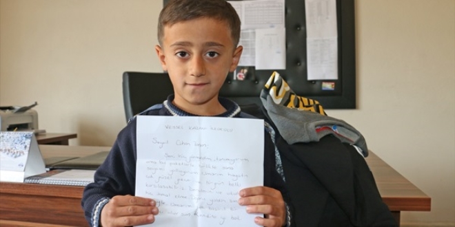 Yard�m paketlerinde duyguland�ran mektuplar