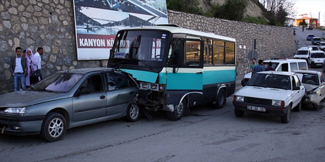 Karab�k'te zincirleme trafik kazas�: 11 yaral�