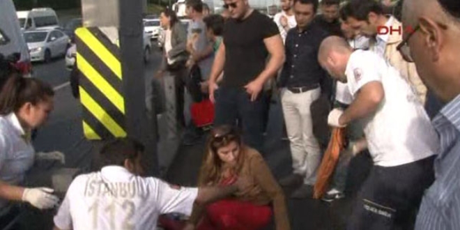 �stanbul'da 2 metrob�s �arp��t�: 4 yaral�