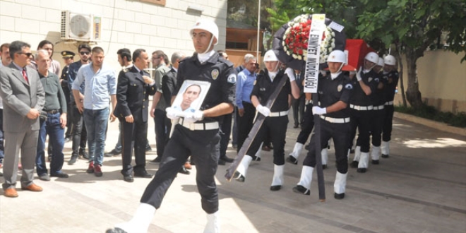 Kalp krizinden �len polis memuru topra�a verildi