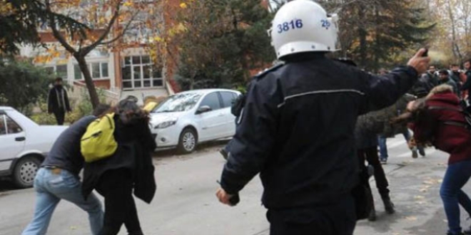 Ankara Adliyesi nnde eylem yapan 4 renci gzaltna alnd
