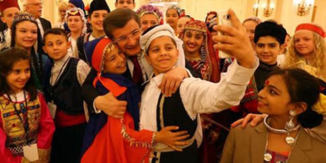 Davutoğlu, dünya çocukları ile buluştu