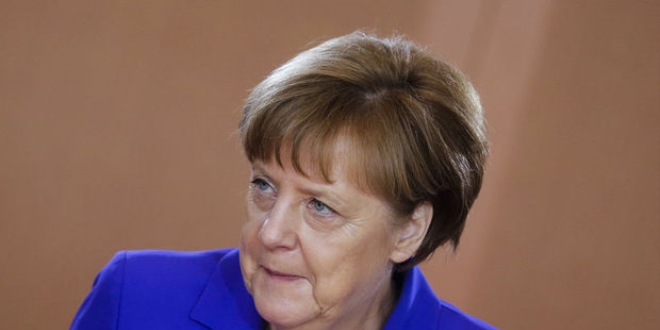 Merkel'in ziyareti ncesi 110 milyon Euro geldi