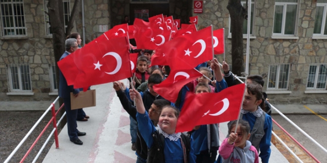 �lkokul ��rencilerinden Mehmet�ik'e mektuplu destek