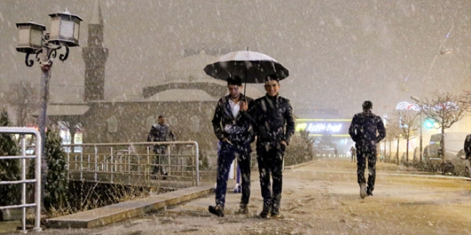 Erzurum'a nisan ay�nda kar ya�d�