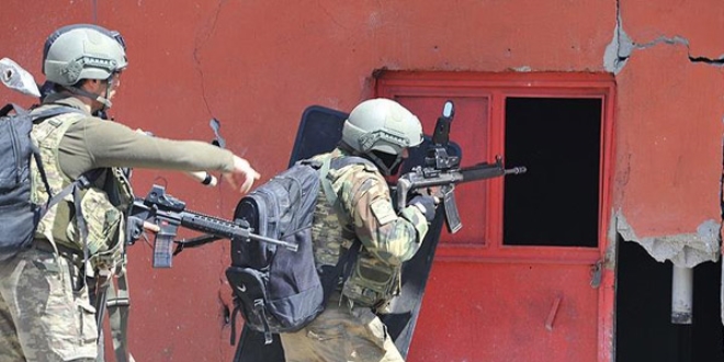 Y�ksekova'da 8 PKK'l� daha teslim oldu