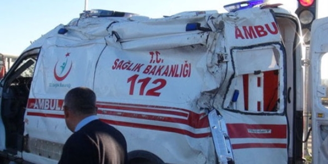 Ambulans otomobile çarptı, 2 sağlık görevlisi öldü