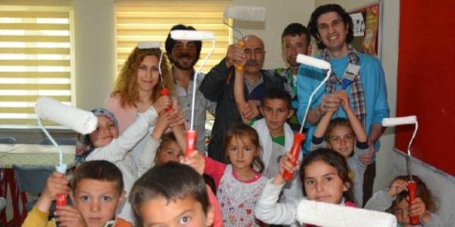 Bayramlarını öğretmenleriyle okulu boyayarak geçirdiler