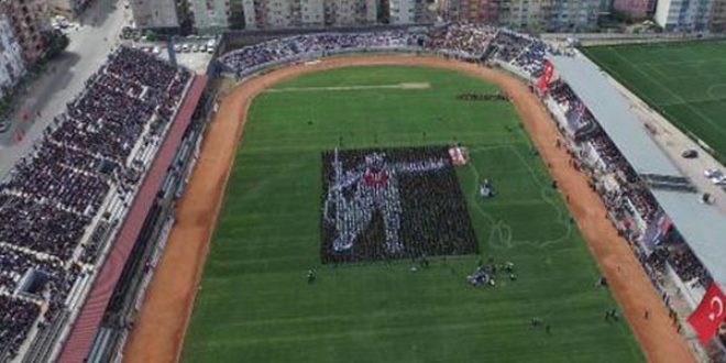 Aydın'da 10 bin öğrenci'den 'Çanakkale Türküsü' rekoru